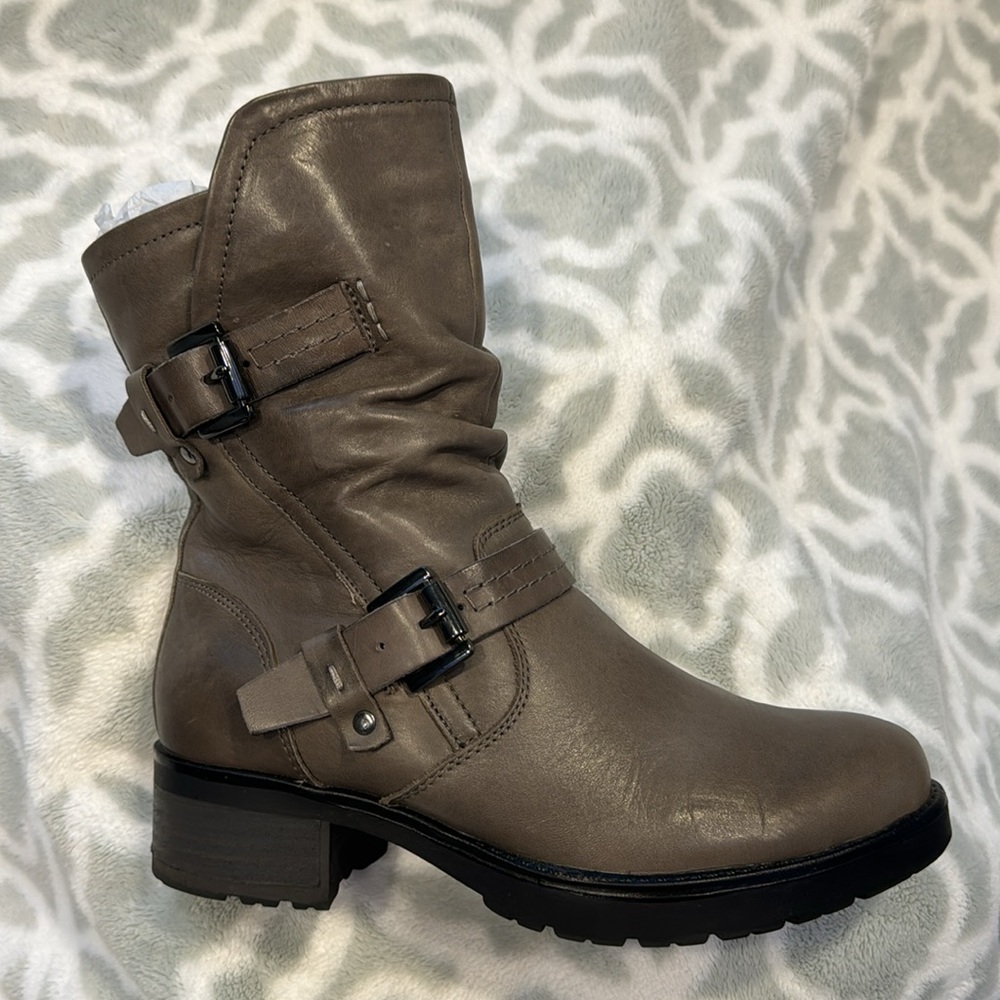 EUC - Woman’s Leather Grey Boots - Size 7 - Picture 8 of 11